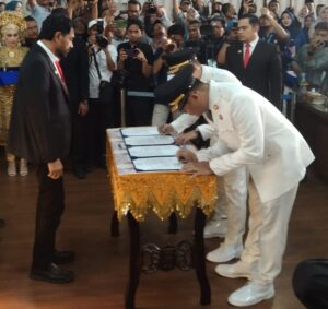 Penyematan Tanda Pangkat Dan Penandatanganan SK Jabatan Walikota dan Wakil Walikota Langsa