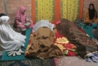 Jenazah Ibu dan anak yang meninggal dunia akibat tersambar petir sedang disemayamkan di rumah suka