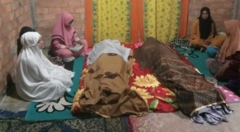 Jenazah Ibu dan anak yang meninggal dunia akibat tersambar petir sedang disemayamkan di rumah suka