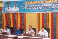 Caption : Walikota Langsa, Kadis Kominfo, Kabid Informasi Komunikasi Publik dan Ketua PWI kota Langsa, Ajak Media Bersinergi Lewat Coffee Morning (doc) – langsa.klikindonesia.co
