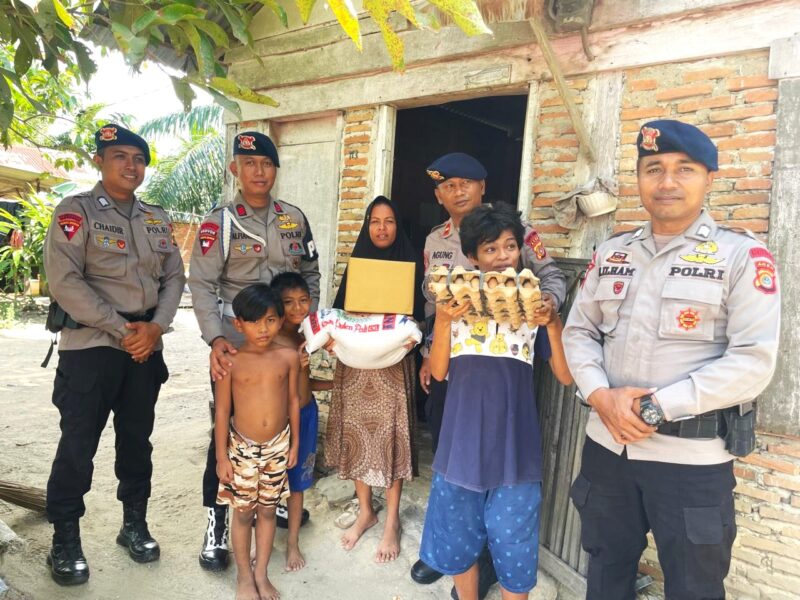 Caption : Brimob Kompi 2 Bantu Warga Kurang Mampu Sambut Idul Adha di Gampong Aramiyah, Kecamatan Birem Bayeun, Kabupaten Aceh Timur (doc) – langsa.klikindonesia.co
