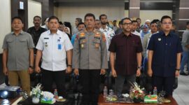 Caption: Walikota Langsa Jeffry Sentana S Putra, anggota DPR RI, Dr. H. M. Nasir Djamil, M.Si, dan kepala BNN kota Langsa, Dr. Muhammad Dahlan, SH, MH, menggelar evaluasi pelaksanaan Program Desa Bersinar (Bersih Narkoba) di Aula Setdakot Langsa, Rabu (11/6/2025).