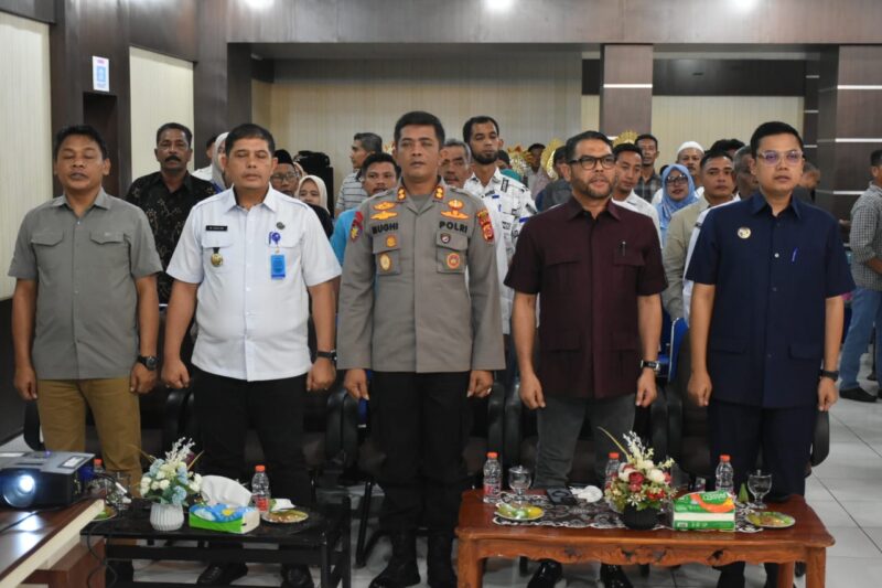 Caption: Walikota Langsa Jeffry Sentana S Putra, anggota DPR RI, Dr. H. M. Nasir Djamil, M.Si, dan kepala BNN kota Langsa, Dr. Muhammad Dahlan, SH, MH, menggelar evaluasi pelaksanaan Program Desa Bersinar (Bersih Narkoba) di Aula Setdakot Langsa, Rabu (11/6/2025).