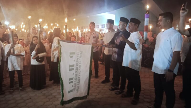 Caption : Walikota Langsa melepas pawai obor dalam rangka menyambut Tahun Baru Islam 1 Muharram 1447 H di Gampong Baroh.(doc)langsa.klikindonesia.co