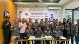 Caption: Ketum DPP PJS Mahmud Marhaba saat berfoto bersama pengurus DPD dan DPC PJS se Sumut dalam agenda Rakerda di Kota Medan, Sabtu (28/06/2025).