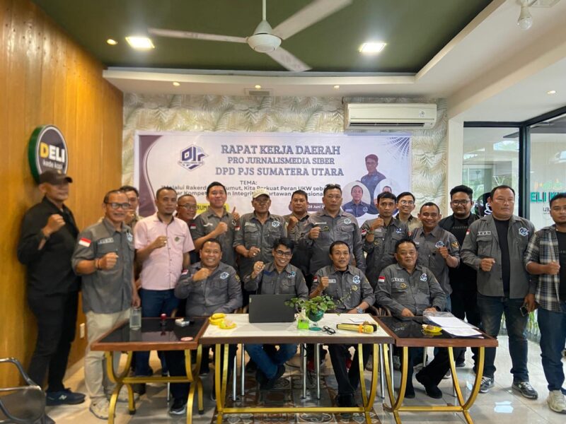 Caption: Ketum DPP PJS Mahmud Marhaba saat berfoto bersama pengurus DPD dan DPC PJS se Sumut dalam agenda Rakerda di Kota Medan, Sabtu (28/06/2025).