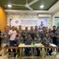Caption: Ketum DPP PJS Mahmud Marhaba saat berfoto bersama pengurus DPD dan DPC PJS se Sumut dalam agenda Rakerda di Kota Medan, Sabtu (28/06/2025).