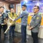 Caption: Ketua Dewan Pakar DPP PJS, Rizaludin Kurniawan saat menyerahkan Pataka PJS kepada Ketua DPP PJS Terpilih Mahmud Marhaba usai Munas II, Palu (13/07/2025).
