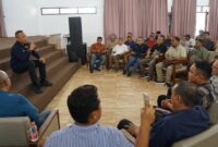 Caption: Direktur PTPN IV PalmCo, Jatmiko Santosa menggelar pertemuan ekslusif dengan seluruh perwakilan karyawan.