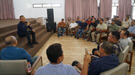 Caption: Direktur PTPN IV PalmCo, Jatmiko Santosa menggelar pertemuan ekslusif dengan seluruh perwakilan karyawan.