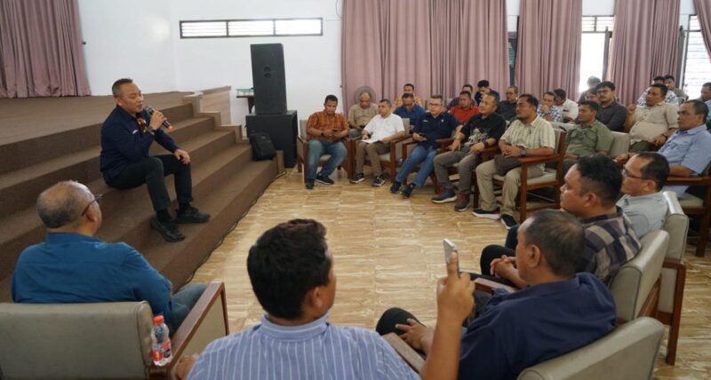 Caption: Direktur PTPN IV PalmCo, Jatmiko Santosa menggelar pertemuan ekslusif dengan seluruh perwakilan karyawan.