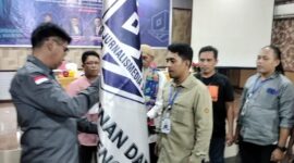 Caption: Mahmud Marhaba menyerahkan Pataka PJS kepada Ketua DPD PJS Sulteng Muhammad Sofyan, Minggu (13/07/2025).