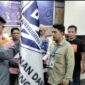 Caption: Mahmud Marhaba menyerahkan Pataka PJS kepada Ketua DPD PJS Sulteng Muhammad Sofyan, Minggu (13/07/2025).