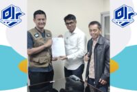 Caption: Ketua Umum DPP PJS, Mahmud Marhaba didampingi Ketua Divisi Humas DPP PJS, M. Yasir saat menyerahkan dokumen pendaftar calon konstituen Dewan Pers kepada Ketua Komisi Penelitian, Pendataan dan Ratifikasi Dewan Pers, Yogi Hadi Ismanto, Selasa (29/07/2025) di kantor Dewan Pers.