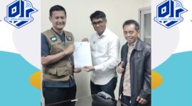 Caption: Ketua Umum DPP PJS, Mahmud Marhaba didampingi Ketua Divisi Humas DPP PJS, M. Yasir saat menyerahkan dokumen pendaftar calon konstituen Dewan Pers kepada Ketua Komisi Penelitian, Pendataan dan Ratifikasi Dewan Pers, Yogi Hadi Ismanto, Selasa (29/07/2025) di kantor Dewan Pers.