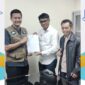 Caption: Ketua Umum DPP PJS, Mahmud Marhaba didampingi Ketua Divisi Humas DPP PJS, M. Yasir saat menyerahkan dokumen pendaftar calon konstituen Dewan Pers kepada Ketua Komisi Penelitian, Pendataan dan Ratifikasi Dewan Pers, Yogi Hadi Ismanto, Selasa (29/07/2025) di kantor Dewan Pers.