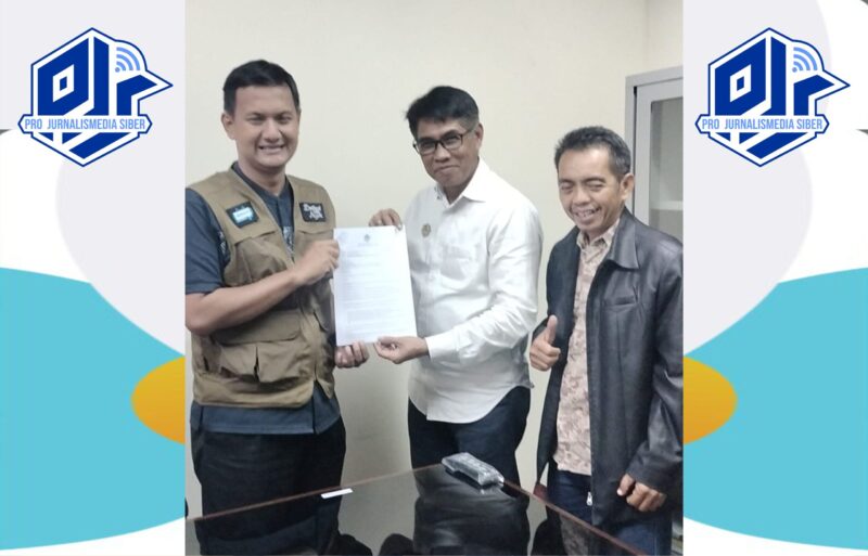 Caption: Ketua Umum DPP PJS, Mahmud Marhaba didampingi Ketua Divisi Humas DPP PJS, M. Yasir saat menyerahkan dokumen pendaftar calon konstituen Dewan Pers kepada Ketua Komisi Penelitian, Pendataan dan Ratifikasi Dewan Pers, Yogi Hadi Ismanto, Selasa (29/07/2025) di kantor Dewan Pers.