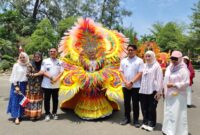Caption: Peserta Dari SMU Negeri 1 Kota Langsa berfoto bersama Walikota, Wakil Walikota (beserta istri), Sekda dan Ketua DPRD Kota Langsa.