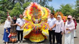 Caption: Peserta Dari SMU Negeri 1 Kota Langsa berfoto bersama Walikota, Wakil Walikota (beserta istri), Sekda dan Ketua DPRD Kota Langsa.