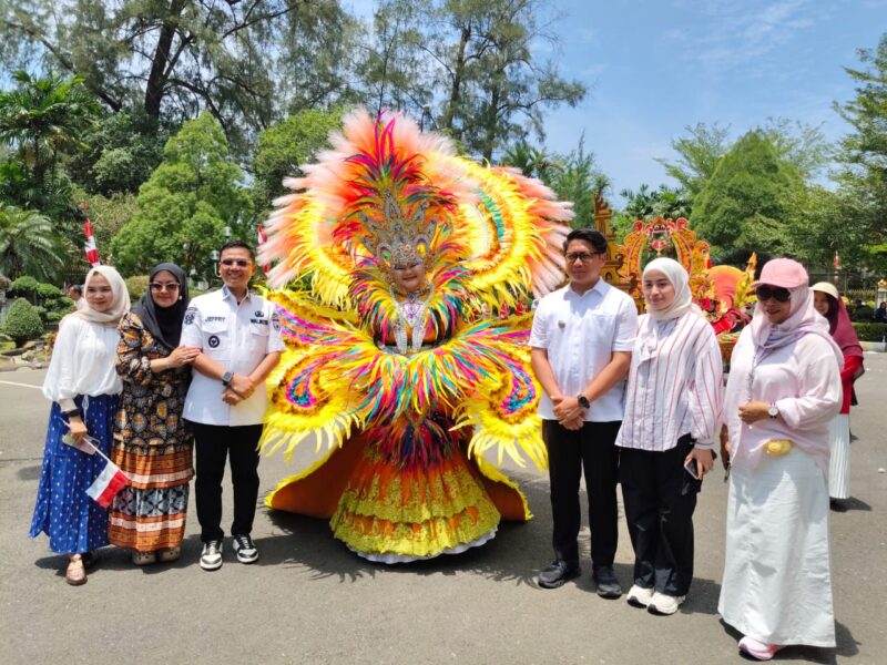 Caption: Peserta Dari SMU Negeri 1 Kota Langsa berfoto bersama Walikota, Wakil Walikota (beserta istri), Sekda dan Ketua DPRD Kota Langsa.