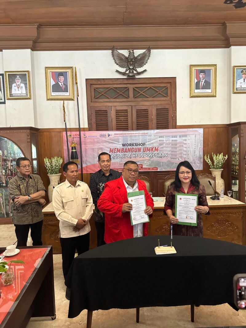 Caption: Eko Puguh Prasetijo, mahasiswa program Doktor Ilmu Hukum (DIH46) Universitas 17 Agustus 1945 (UNTAG) Surabaya, menggelar kegiatan pengabdian masyarakat di Pendopo Kongas Arum Kusumaning Bongso, Tulungagung, Jawa Timur, Sabtu (13/9/2025) dihadiri Bupati, Wakil Bupati serta pimpinan UNTAG Surabaya.