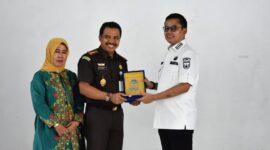 Caption: Walikota Langsa Jeffry Sentana S Putra, SE menyerahkan cendera mata kepada Kajari Langsa Efrianto, S.H., M.H. pada acara pelepasan dan penyambutan Kepala Kejaksaan Negeri Langsa, Rabu (29/10/2025).