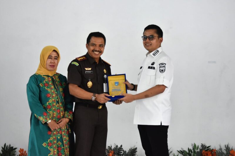Caption: Walikota Langsa Jeffry Sentana S Putra, SE menyerahkan cendera mata kepada Kajari Langsa Efrianto, S.H., M.H. pada acara pelepasan dan penyambutan Kepala Kejaksaan Negeri Langsa, Rabu (29/10/2025).