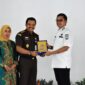 Caption: Walikota Langsa Jeffry Sentana S Putra, SE menyerahkan cendera mata kepada Kajari Langsa Efrianto, S.H., M.H. pada acara pelepasan dan penyambutan Kepala Kejaksaan Negeri Langsa, Rabu (29/10/2025).