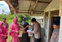Caption: Kompi 2 Batalyon B Pelopor memberikan santunan kepada warakawuri dan puluhan anak yatim di Kecamatan Birem Bayeun, Kabupaten Aceh Timur, sebagai bentuk kepedulian sosial di desa binaannya.