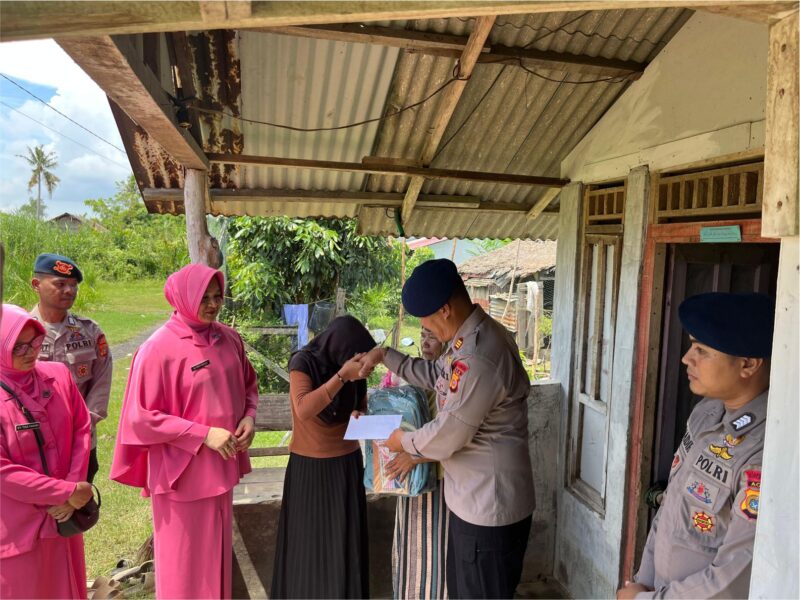Caption: Kompi 2 Batalyon B Pelopor memberikan santunan kepada warakawuri dan puluhan anak yatim di Kecamatan Birem Bayeun, Kabupaten Aceh Timur, sebagai bentuk kepedulian sosial di desa binaannya.