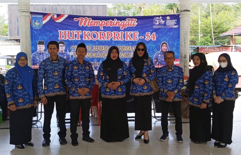 Caption: Sekretaris Daerah (Sekda) Kota Langsa, Dra. Suhartini, S. Pd, M. Pd yang juga menjabat sebagai Ketua KORPRI Kota Langsa didampingi oleh para Asisten Pimpinan Perangkat Daerah (OPD).