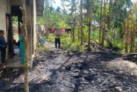 Caption: Foto Rumah yang dilanda kebakaran di Dusun Mon Jiem Jiem, Desa Alue Bu Alue Nireh, Kecamatan Peureulak Timur, Kabupaten Aceh Timur.