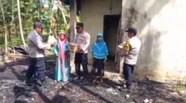 Pemberian Bantuan Sosial kepada warga lansia korban kebakaran melalui Jajaran Polsek Peureulak Timur.