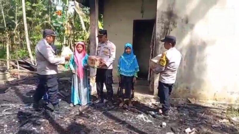 Pemberian Bantuan Sosial kepada warga lansia korban kebakaran melalui Jajaran Polsek Peureulak Timur.