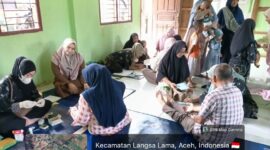 Caption: Warga Gampong Baro sedang mengecek kesehatan dan Imunisasi balita di Posyandu.