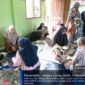 Caption: Warga Gampong Baro sedang mengecek kesehatan dan Imunisasi balita di Posyandu.