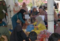 Caption: Aktifitas jual beli bahan pokok melalui Gerakan Pangan Murah (GMP) di lapangan Merdeka Kota Langsa.