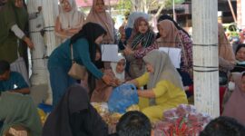 Caption: Aktifitas jual beli bahan pokok melalui Gerakan Pangan Murah (GMP) di lapangan Merdeka Kota Langsa.