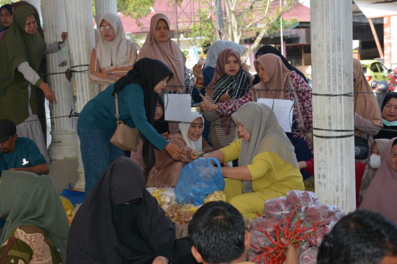 Caption: Aktifitas jual beli bahan pokok melalui Gerakan Pangan Murah (GMP) di lapangan Merdeka Kota Langsa.