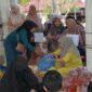 Caption: Aktifitas jual beli bahan pokok melalui Gerakan Pangan Murah (GMP) di lapangan Merdeka Kota Langsa.