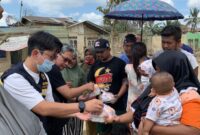 Caption: Tim Bea Cukai Peduli mendistribusikan paket makanan siap saji langsung ke masyarakat.
