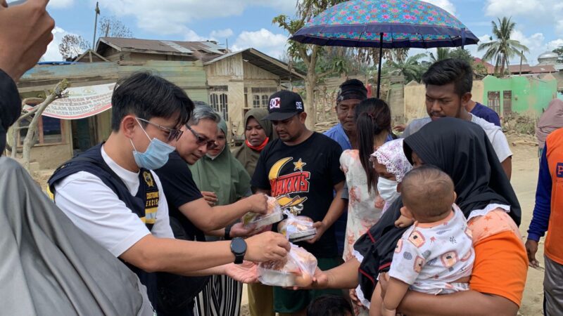 Caption: Tim Bea Cukai Peduli mendistribusikan paket makanan siap saji langsung ke masyarakat.