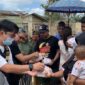 Caption: Tim Bea Cukai Peduli mendistribusikan paket makanan siap saji langsung ke masyarakat.