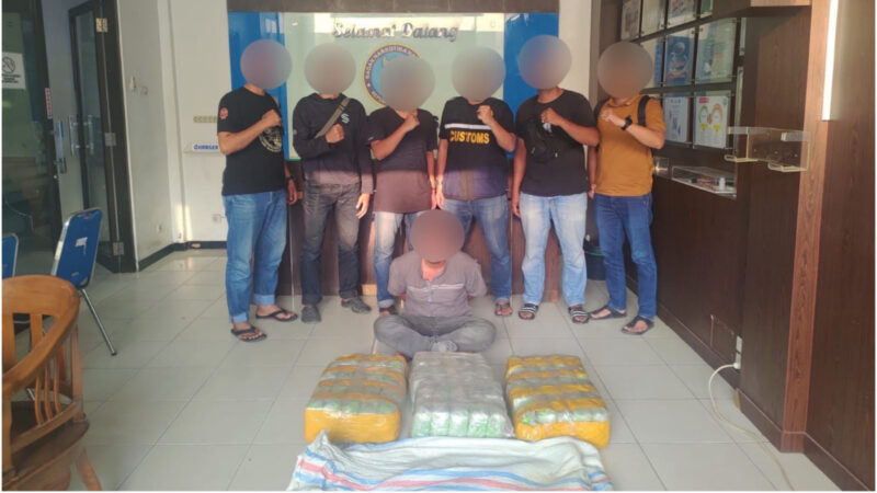 Caption: Tim gabungan dari Kantor Wilayah DJBC Aceh, Direktorat Interdiksi Narkotika, Bea Cukai Langsa, BNN RI dan BNN Provinsi Aceh bersama barang bukti Narkotika jenis Methamphetamine(Sabu) seberat sekitar 60 Kilogram.