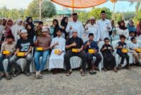 Caption: Foto bersama anak-anak yatim, Region Head Yudhi Cahyadi(tengah), Region Operation T. Zein Ikhwan (kiri), Region Bussines Support Ifri Handi Lubis( kanan).