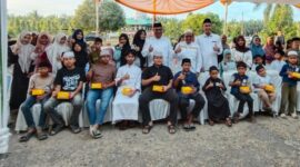 Caption: Foto bersama anak-anak yatim, Region Head Yudhi Cahyadi(tengah), Region Operation T. Zein Ikhwan (kiri), Region Bussines Support Ifri Handi Lubis( kanan).