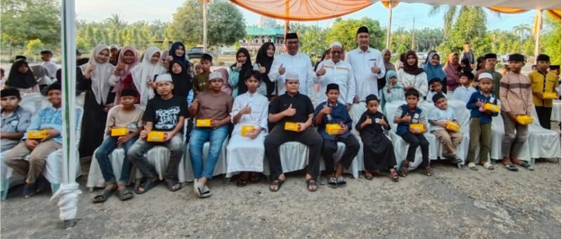 Caption: Foto bersama anak-anak yatim, Region Head Yudhi Cahyadi(tengah), Region Operation T. Zein Ikhwan (kiri), Region Bussines Support Ifri Handi Lubis( kanan).