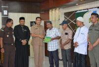 Caption: Asisten I Setda Kota Langsa, Al Azmi, S. STP, M. SP. Menyalurkan dana zakat secara simbolis.