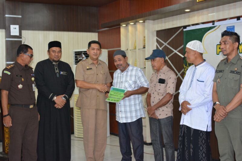 Caption: Asisten I Setda Kota Langsa, Al Azmi, S. STP, M. SP. Menyalurkan dana zakat secara simbolis.
